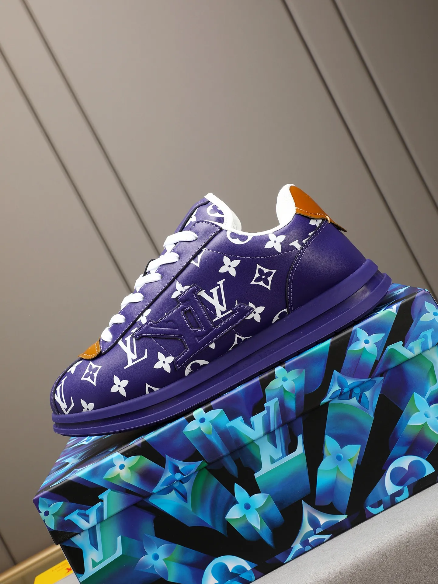 Men's Men's Shoes 💰500 LV Louis Vuitton L Jialu Brand Runner Tatic Series Thick-soled Casual Sports Shoes Running Shoes Original purchase, development, production This LV Runner Tatic sports shoe combines technical materials such as mesh fabric and ribbons to interpret the inspiration of traditional mountaineering shoes. LV letters are written on one side, the lariat buckle of the quick lacing system is embellished with Monogram flowers and Louis Vuitton logos, and the light and wear-resistant rubber outsole completes the whole. ▪️Fabric: Original imported cowhide + mesh ▪️Inner lining: Original customized breathable mesh ▪️Sole: Original open-molded anti-slip rubber combination material ▪️Size: Men's 40-44 (45 46 customized)